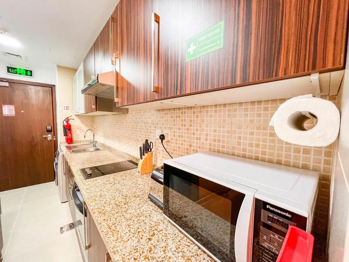 Cosmos Living Luxurious Studio Near Metro ドバイ